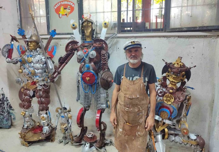 Hurda demirleri sanat eserine dönüştürdü