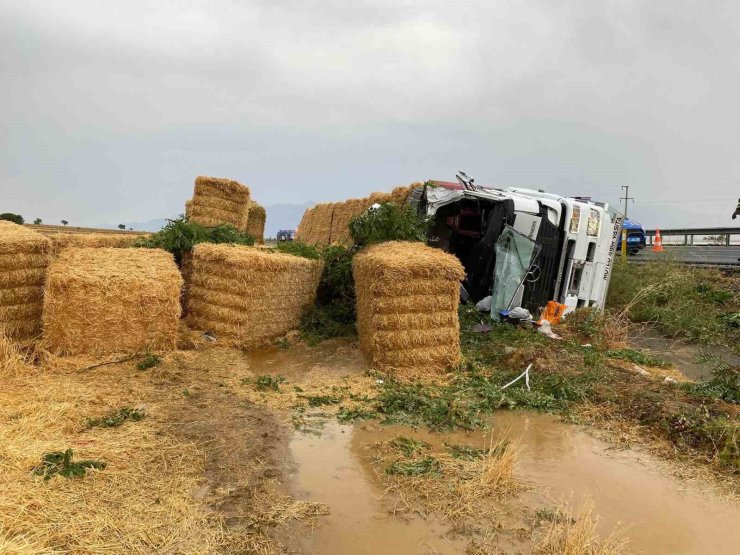 Saman yüklü tır devrildi; sürücü öldü, eşi ve çocukları yaralandı