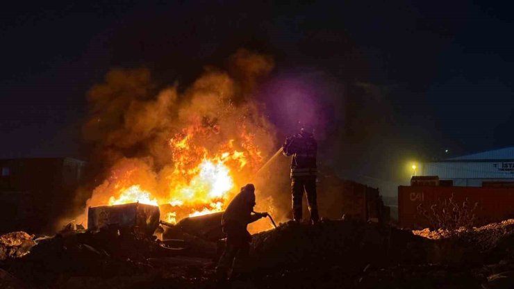 Sanayi Sitesi’nde hurdalık alanda yangın çıktı