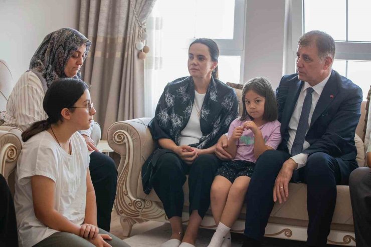 Başkan Tugay yangın şehidi İbrahim Demir’in ailesini ziyaret etti