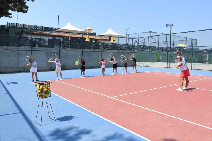 Kuşadası’nda minik tenisçiler ilk eğitimlerini tamamladı