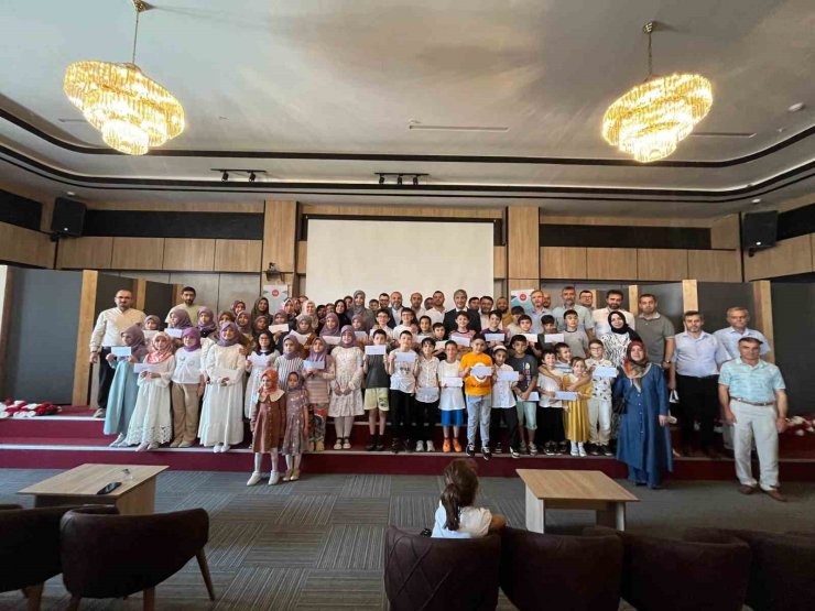 Kütahya’da ’Örgün Eğitimle Birlikte Hafızlık Projesi’ öğrencileri ödüllendirildi