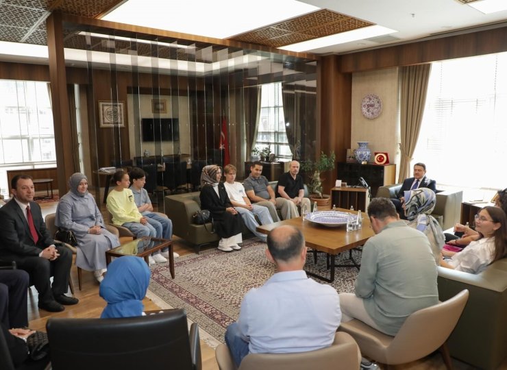 Vali Musa Işın, LGS 2025 Türkiye birincilerini makamında ağırladı
