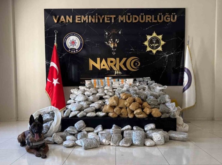 Van’da kamyonetteki yün çuvallarının içinden 122 kilo uyuşturucu çıktı