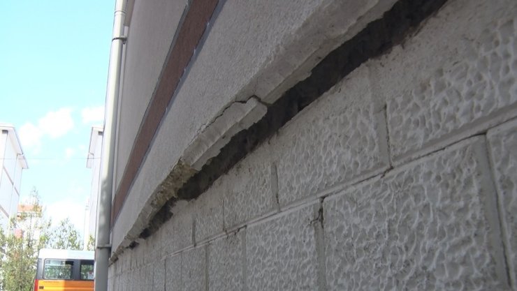 Zemin kayıyor, duvarlar çatlıyor: Ankara’da duvarları çatlayan binada önlem alınması talebi