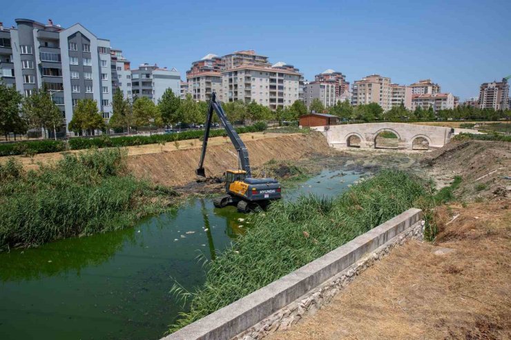 Büyükşehir’den Ayvalı Dere’de temizlik ve ıslah çalışması