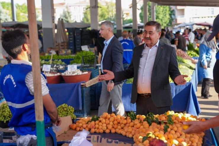 Başkan Odabaşı semt pazarında vatandaşların ve esnafın taleplerini dinledi