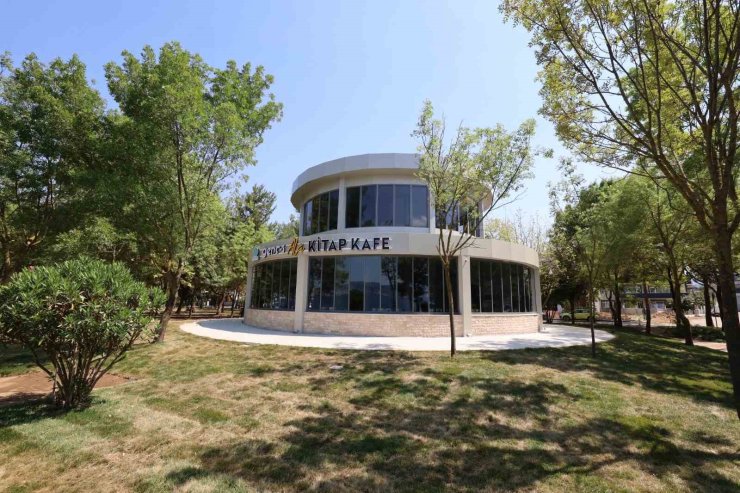 Başiskele Sahili’ne kitap kafe açıldı