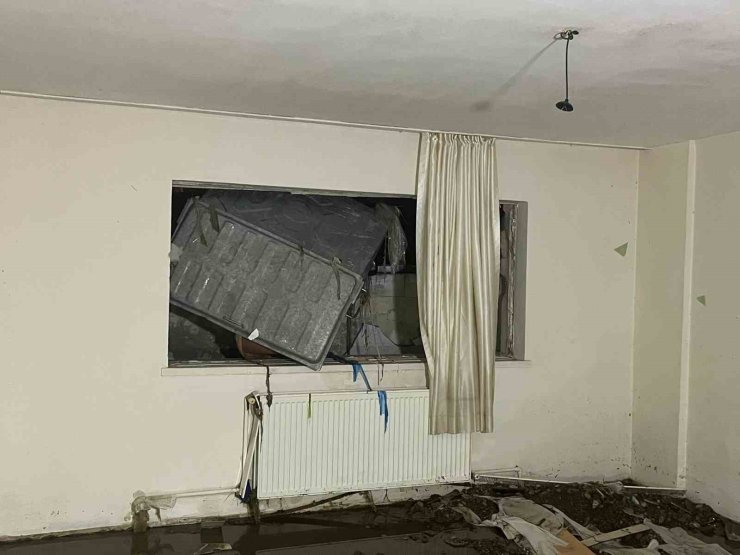 Ankara’da yağış sonrası su dolan dairenin duvarı böyle yıkıldı: 1 yaralı