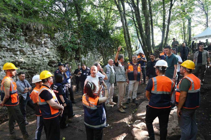 Artvin Valisi Ergün, Ciha Kalesi’ndeki kazı çalışmalarını inceledi