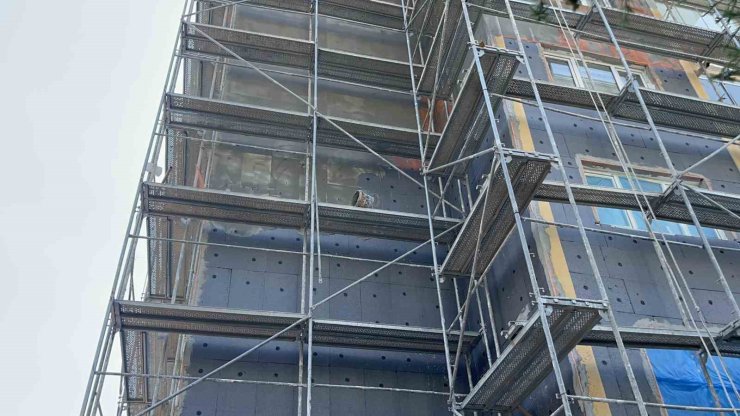 5’inci kattaki iskeleden düşen işçi hayatını kaybetti