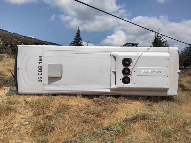 Belediye otobüsü devrildi: 2 yaralı