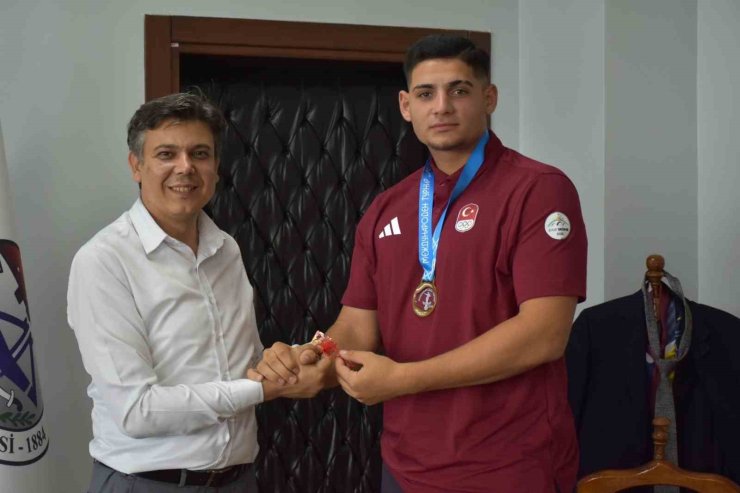 Şampiyon sporculardan Söğüt Belediyesi’ne ziyaret