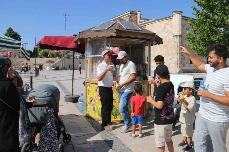 Seyyar tezgahlarını güneş enerji sistemiyle aydınlatıyorlar