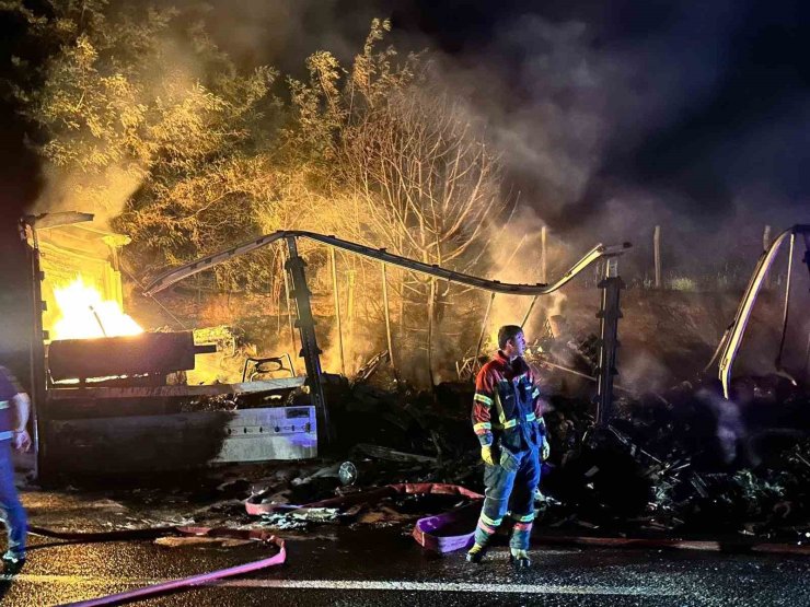 Uşak’ta tırın dorsesi alev alev yandı