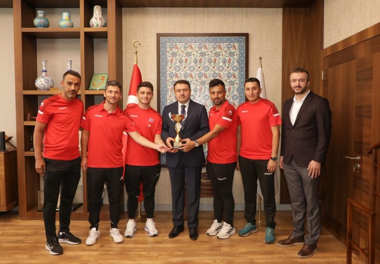 Vali Musa Işın, Türkiye Şampiyonu Kütahya Ecofirm Ayak Tenisi Takımını ağırladı