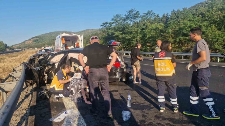 Önce kamyona sonra bariyere çarptı 5 yaralı