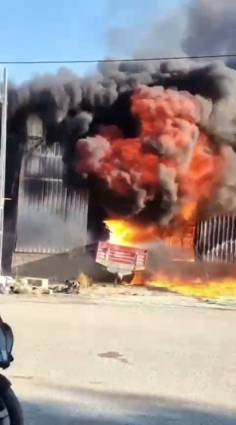 Bursa’da ihracat deposu alevlere teslim oldu