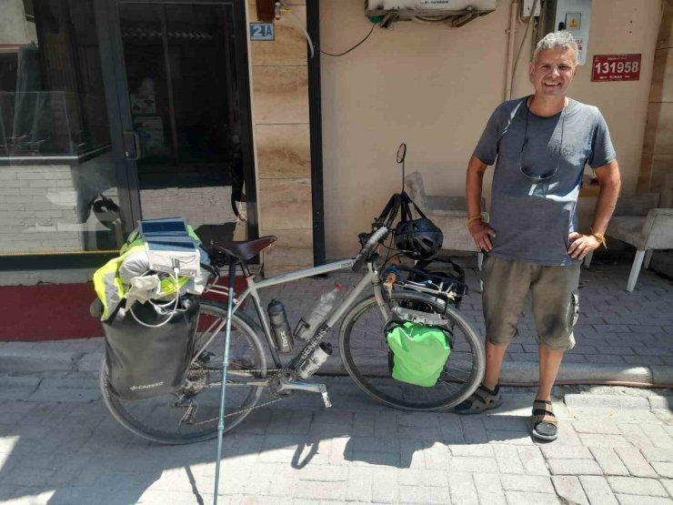 Fransız bisikletçi 3 bin 500 kilometre pedal çevirerek Karapınar’a ulaştı