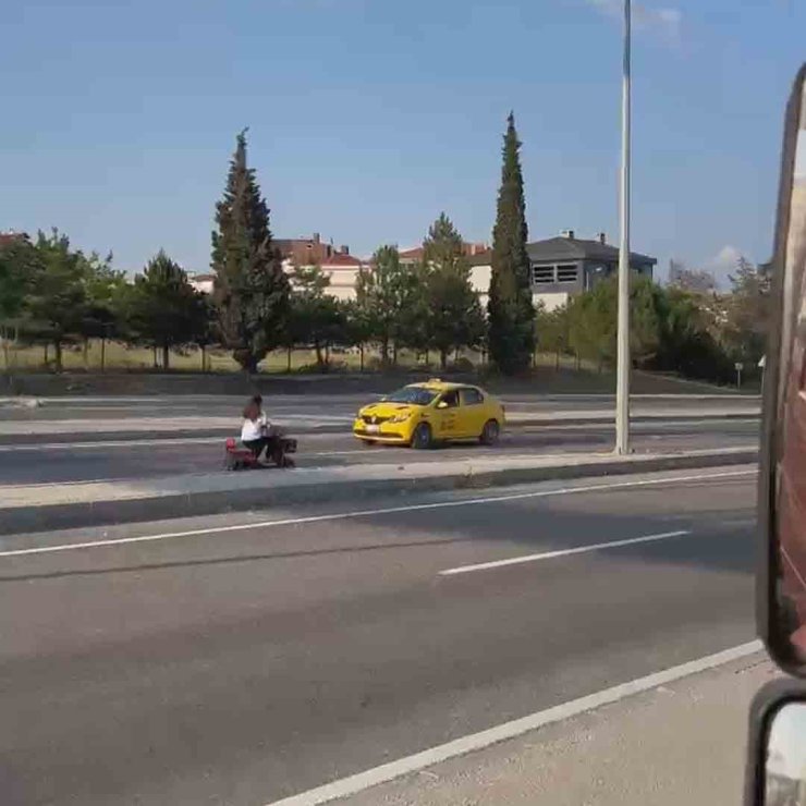 Elektrikli bisikletle ters yönde ilerlerken kameraya yakalandı
