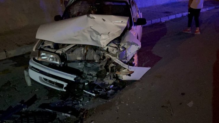 Otomobiller kafa kafaya çarpıştı: 3’ü çocuk 6 yaralı