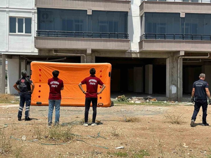 Paralarını alamadıklarını iddia eden iki işçi binanın tepesine çıktı