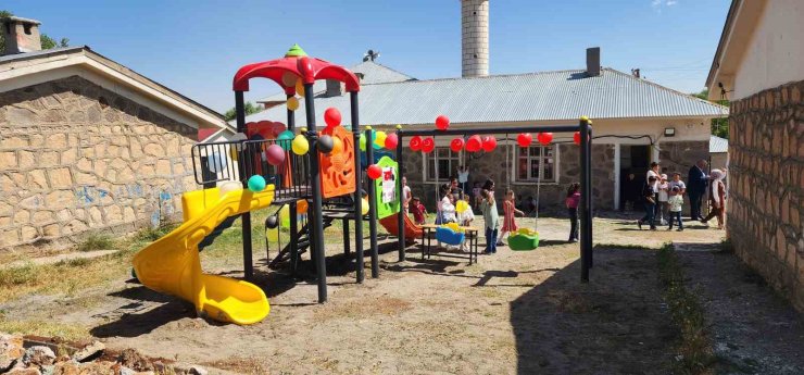 Muş’ta köye şehit Öğretmen Necmettin Yılmaz adına oyun parkı yapıldı