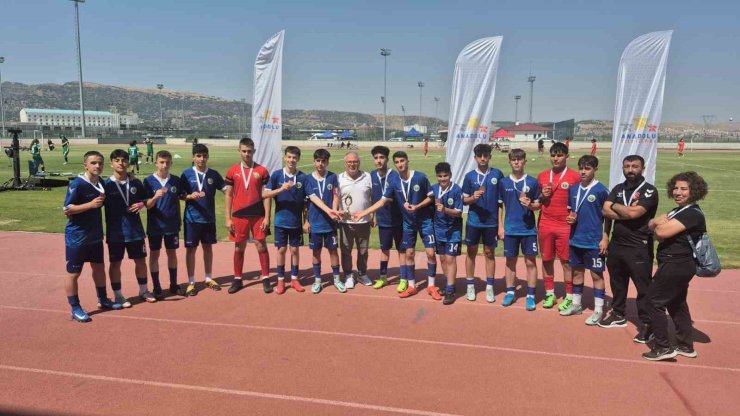 Erzincan Futbol Takımı Anadolu Yıldızlar Ligi’nde Türkiye üçüncüsü oldu
