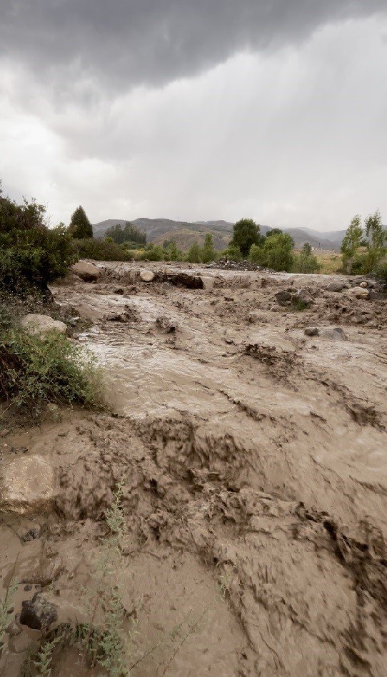 Erzincan’da sağanak yağış sele dönüştü Sakaltutan mevkiinde dereler aştı