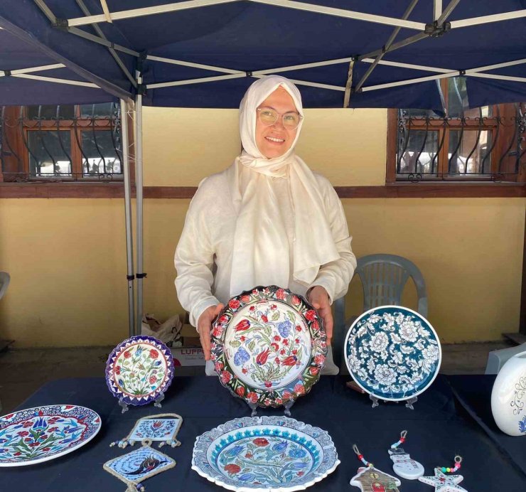 Çini sanatı ile ilmek ilmek işlediği ürünler 950 derece sıcaklıkta pişiriliyor