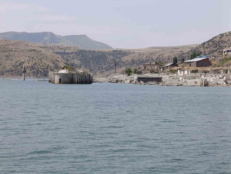 Karakurt Baraj Gölü’nde sular çekildi, tarihi köy yeniden ortaya çıktı
