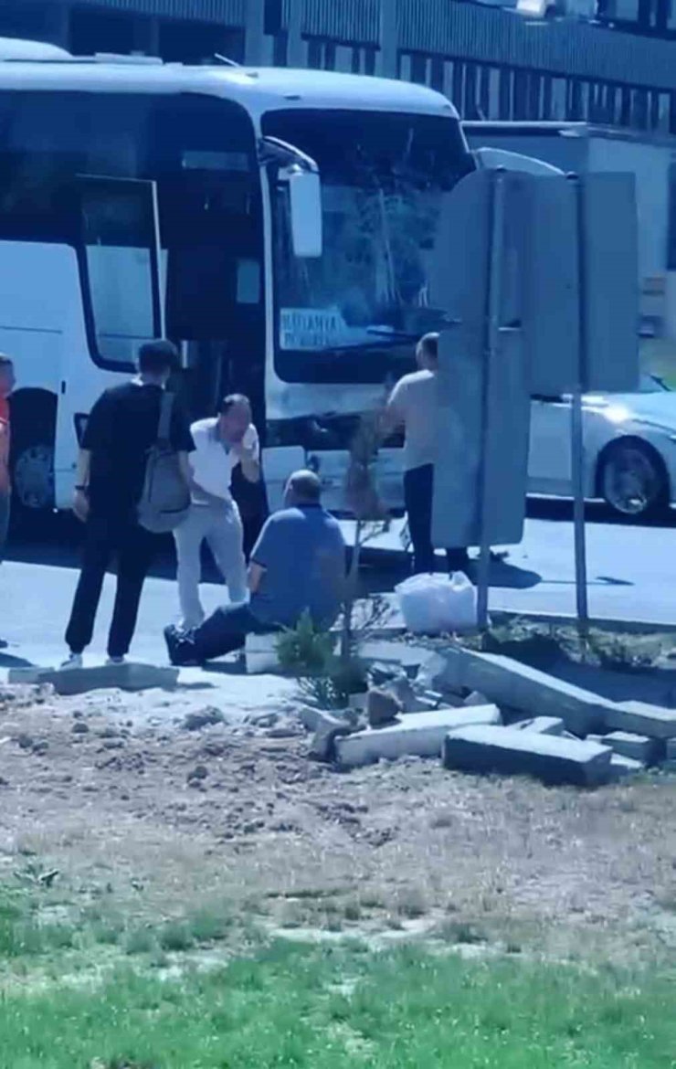 Kütahya’da işçi servisi tankere çarptı: 8 yaralı