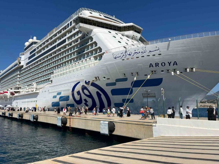 Bodrum’a gemiyle 2 bin 241 yolcuyla geldi