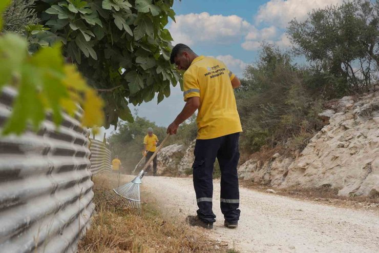Tarsus’ta kırsal mahallelerde temizlik çalışmaları aralıksız sürdürülüyor
