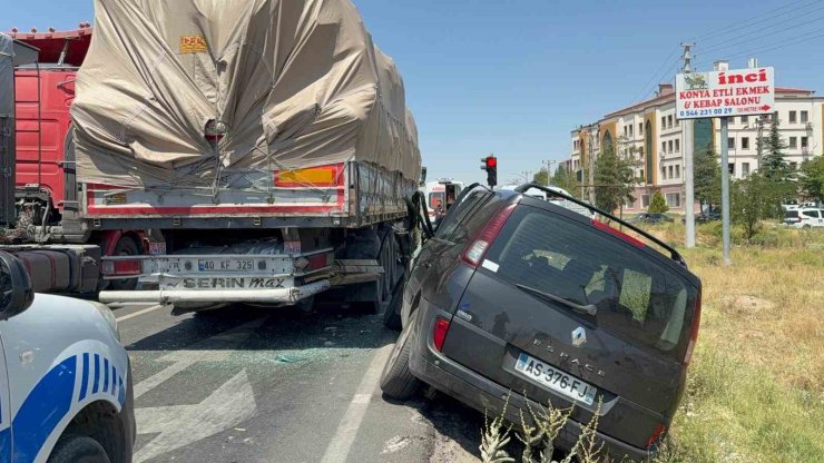 Tıra arkadan çarpan yabancı plakalı otomobil sürücüsü yaralandı