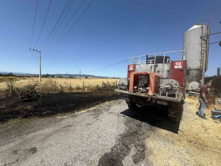 Anız yangını çiftliğe sıçramadan söndürüldü