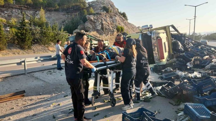 Virajı alamayan sebze yüklü kamyon refüje devrildi: 1 yaralı