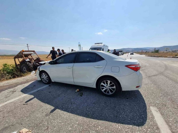 Burdur-Fethiye kara yolunda traktör ile otomobil çarpıştı: 5 yaralı