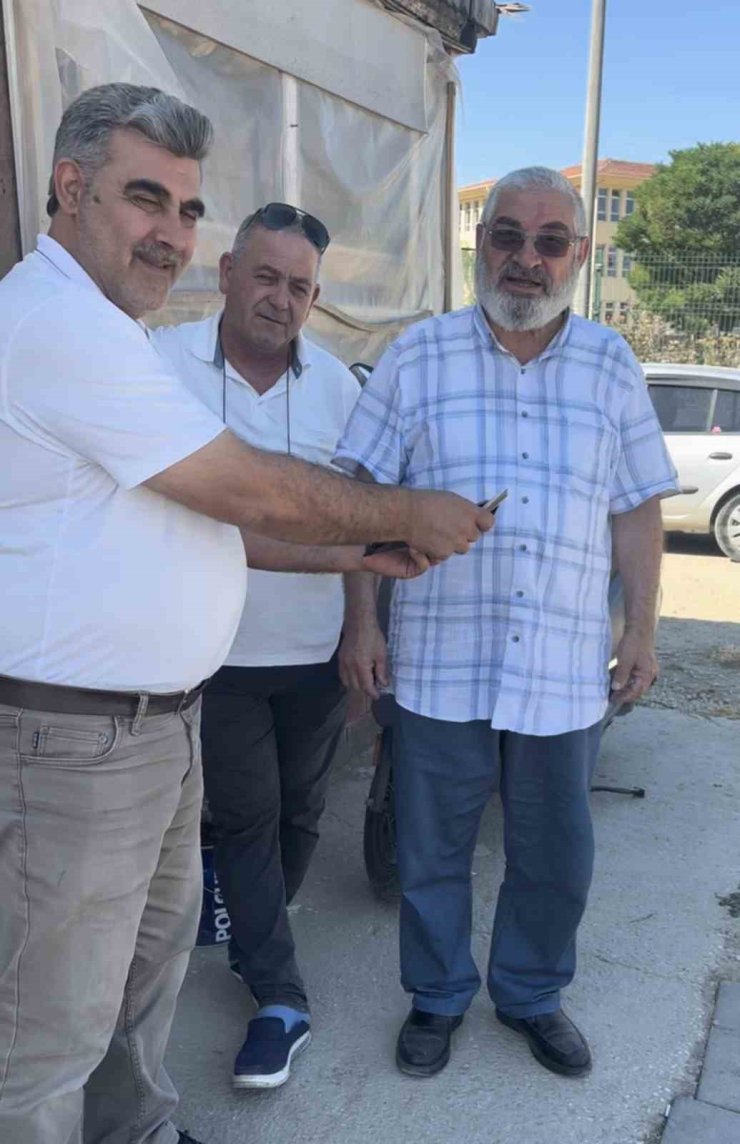 Bulduğu içi para dolu cüzdanı sahibine teslim etti