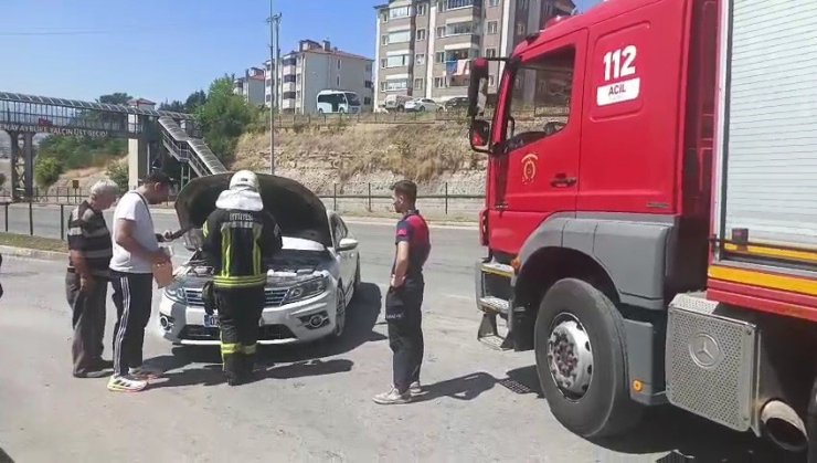 Otomobilden yükselen dumanlar paniğe neden oldu