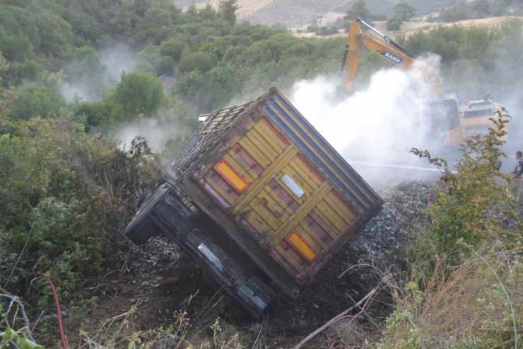 Manisa’da alev alan kamyon şarampole uçtu, yangın ormana sıçramadan söndürüldü