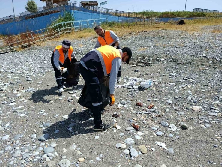 Van Büyükşehir Belediyesinden ‘Mavi Bayraklı Halk Plajı’nda temizlik çalışması