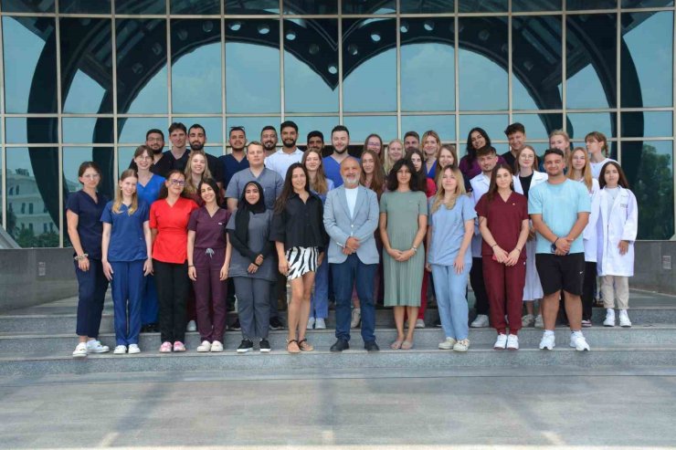 17 ülkeden gelen tıp ve eczacılık öğrencileri, Kıbrıs’ta buluştu