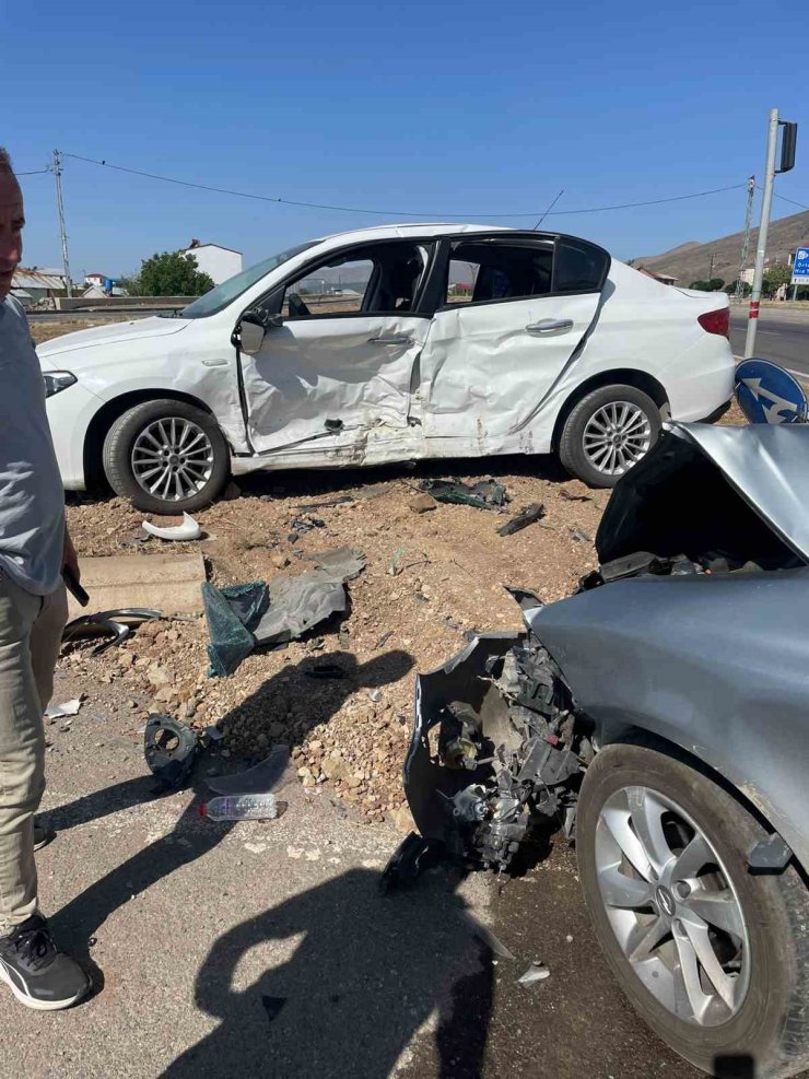 Bingöl’de otomobiller çarpıştı: 2 yaralı
