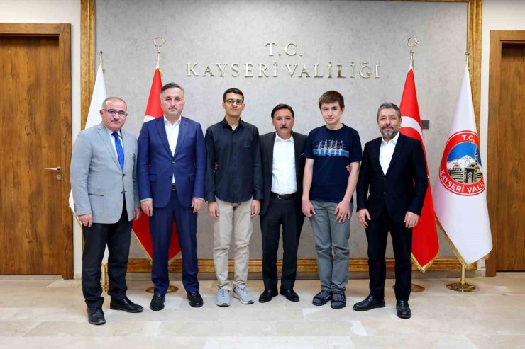 Vali Çiçek, YKS’de dereceye giren öğrencileri makamında kabul etti