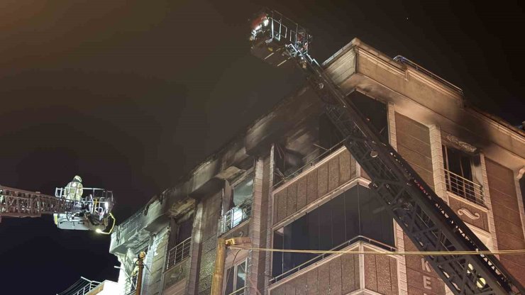 Gaziosmanpaşa’da 6 katlı binada çıkan yangın paniğe neden oldu