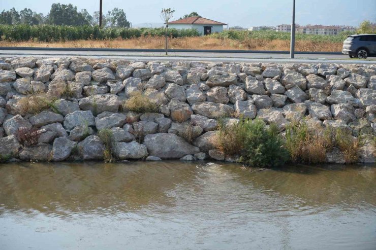 Edremit Çayı’ndan yayılan kötü koku tepkilere neden oldu