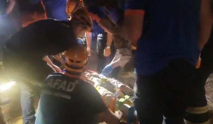 Şarampole devrilen otomobilde sıkışan sürücü kurtarıldı