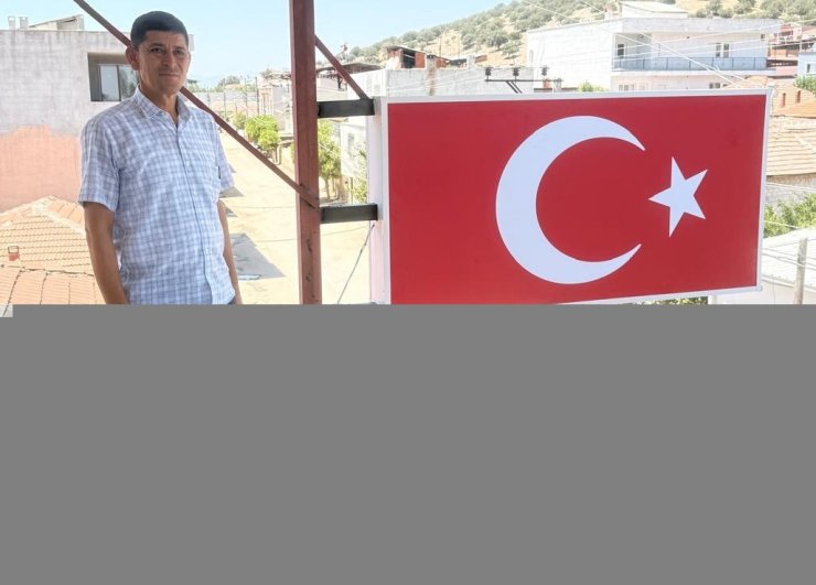 Seçimi kazanan muhtar ilk maaşıyla Türk Bayrağı yaptırdı