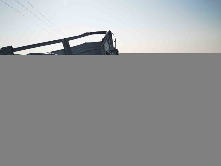 Kamyonet kamyona çarptı: 1 yaralı